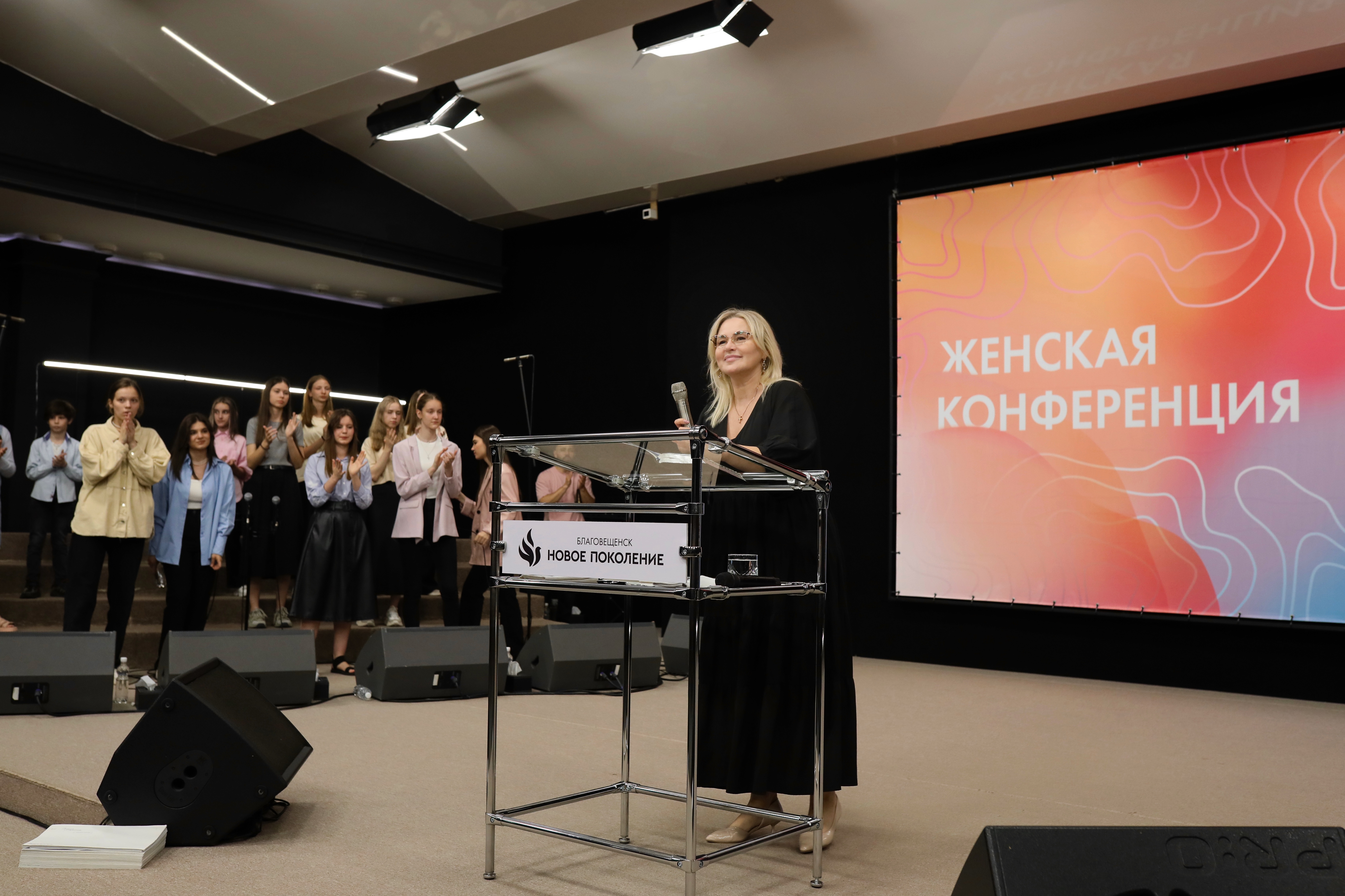 В рамках женской конференции проповедовала пастор церкви «СКИНИЯ» города Симферополя - Софья Ларионова